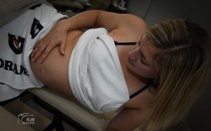 femme enceinte avec une main sur le ventre