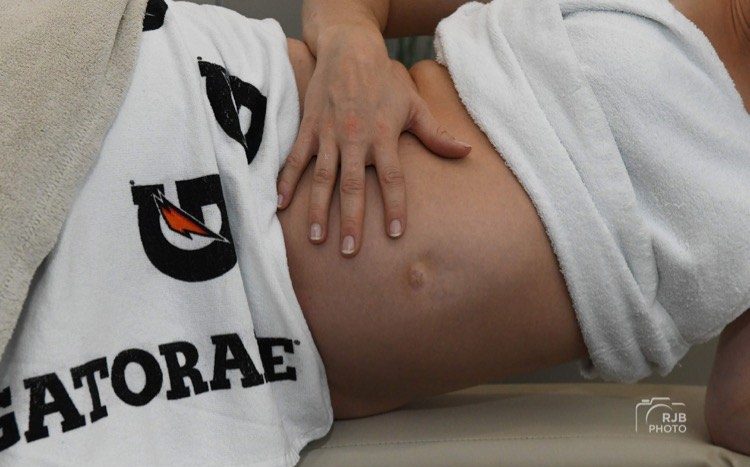 femme enceinte avec une main sur le ventre